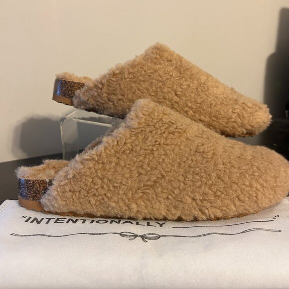 Womens INTENTIONALLY BLANK Sz 9 Tan Fuzzy Slide Mules Slippers - Picture 2 of 11